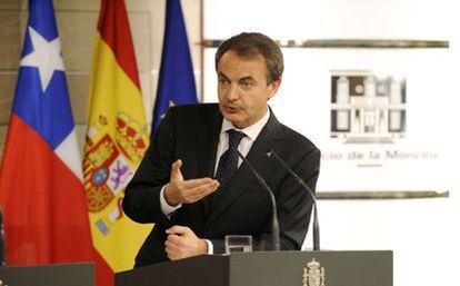 El presidente del Gobierno, José Luis Rodríguez Zapatero, en un momento de la rueda de prensa con el presidente de Chila, Sebastián Piñera, en el Palacio de la Moncloa