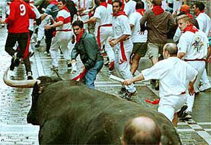 El encierro de Domecq entra en la calle Estafeta.