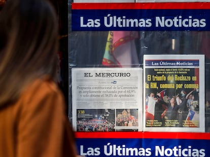 Una mujer observa las primeras páginas de los periódicos en Chile con los resultados del referéndum constitucional, este lunes en Santiago.