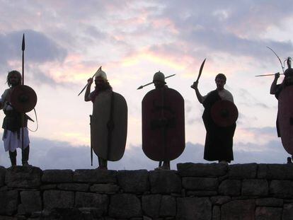 Miembros de un grupo de reconstrucci&oacute;n hist&oacute;rica ataviados de guerreros iberos en la ciudadela de Calafell.