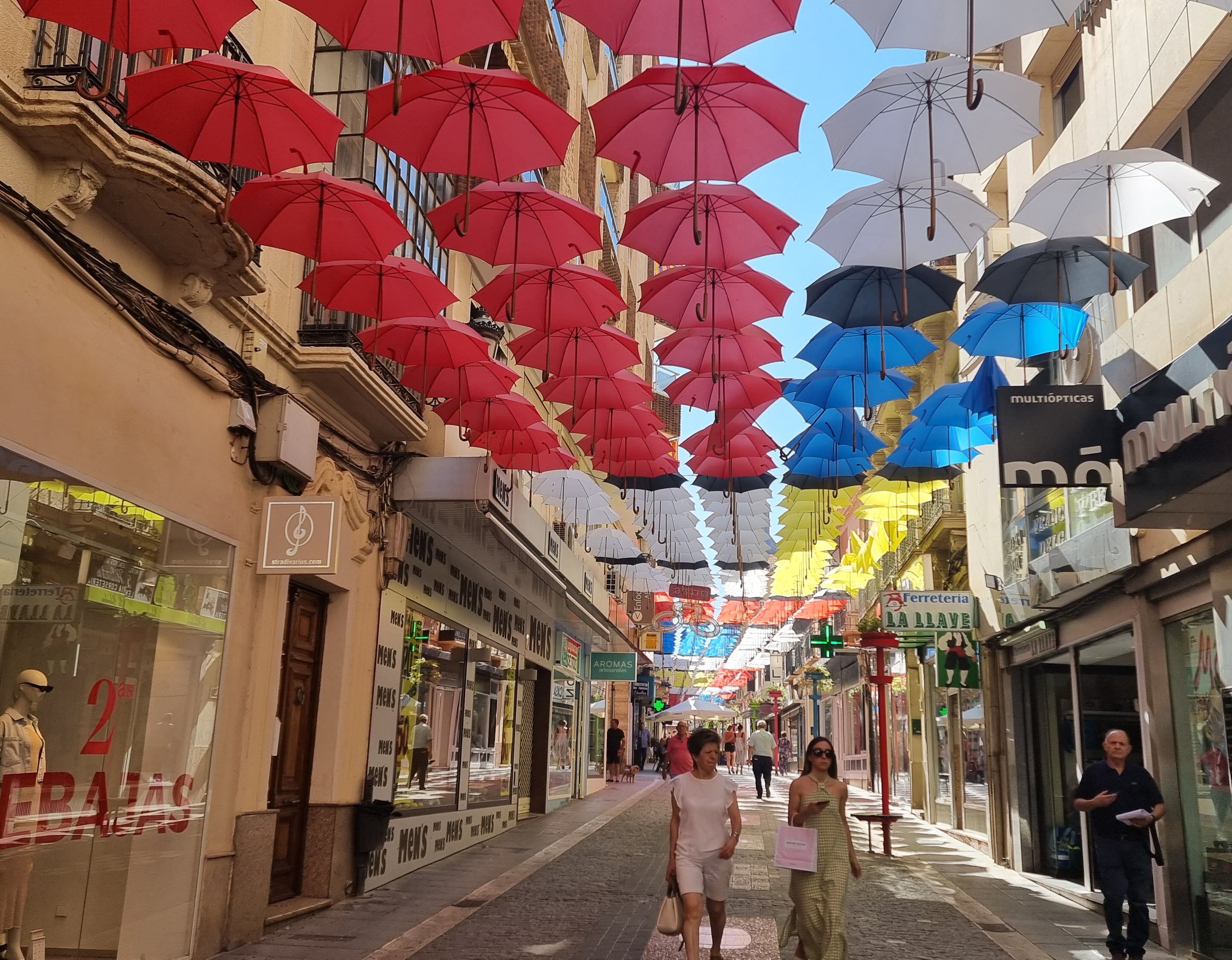 La instalación de paraguas de este verano para dar sombra en la calle Escuelas de Valdepeñas (Ciudad Real). 