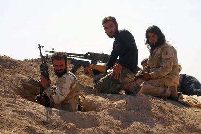 Combatientes rebeldes toman posicions en la ciudad de Kafr Nabudah, en la provincia Hama.
