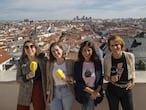  Carolina Iglesias y Victoria Martín, del podcast 'Estirando el chicle'; Nuria Pérez, del podcast 'Gabinete de curiosidades'; y Laura Baena, del podcast 'Malasmadres', en una terraza de los estudios de Podium Podcast, en la cadena Ser en Madrid.