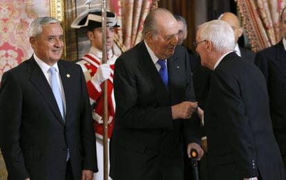 El Rey saluda a García de la Concha ante la presencia del presidente de Guatemala, Otto Pérez.