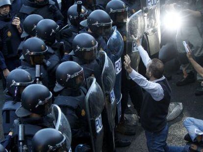 La Polic&iacute;a Nacional mantiene cortados los accesos al Congreso de los Diputados en Madrid, en septiembre de 2012.