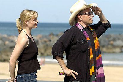 Bobcat Goldthwait posa con Melinda Page Hamilton junto a la playa de la Zurriola de San Sebastián.