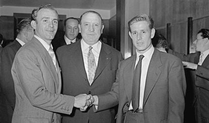 Alfredo Di Stéfano (i), Santiago Bernabéu (c) y Raymond Kopa (d).