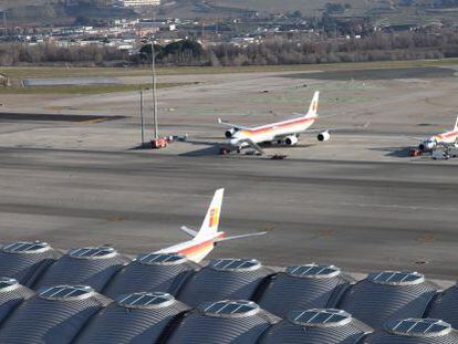 Varios aviones en las pistas de la T4 del Aeropuerto Adolfo Su&aacute;rez Madrid-Barajas. EFE/Archivo