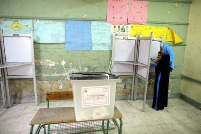 Una mujer se dispone a votar durante la primera jornada de las elecciones presidenciales en un colegio electoral de El Cairo.