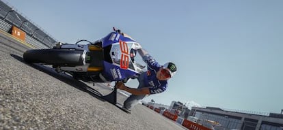 Lorenzo explica la inclinación que alcanza con su moto.