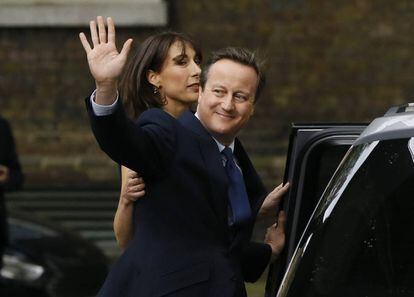 David Cameron y su esposa Samanta abandonan el 10 de Downing Street este miércoles.