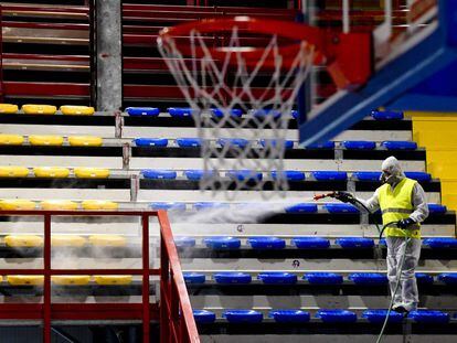 Un operador de los Servicios de Nápoles sanea la instalación deportiva de Palabarbuto.