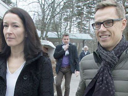 El primer ministro finland&eacute;s, Alexander Stubb, cuando ha ido a votar junto a su esposa Suzanne Innes-Stubb en la ciudad de Espoo. 