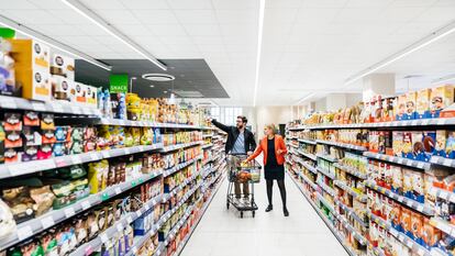 Una pareja comprando en un supermercado.
