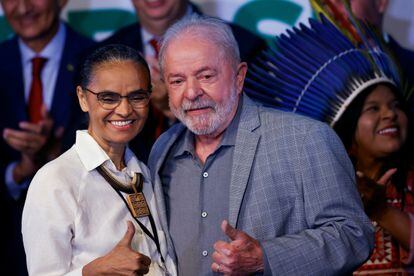 El presidente electo de Brasil, Lula da Silva, junto a Marina Silva, futura ministra de Medio Ambiente, en Brasilia