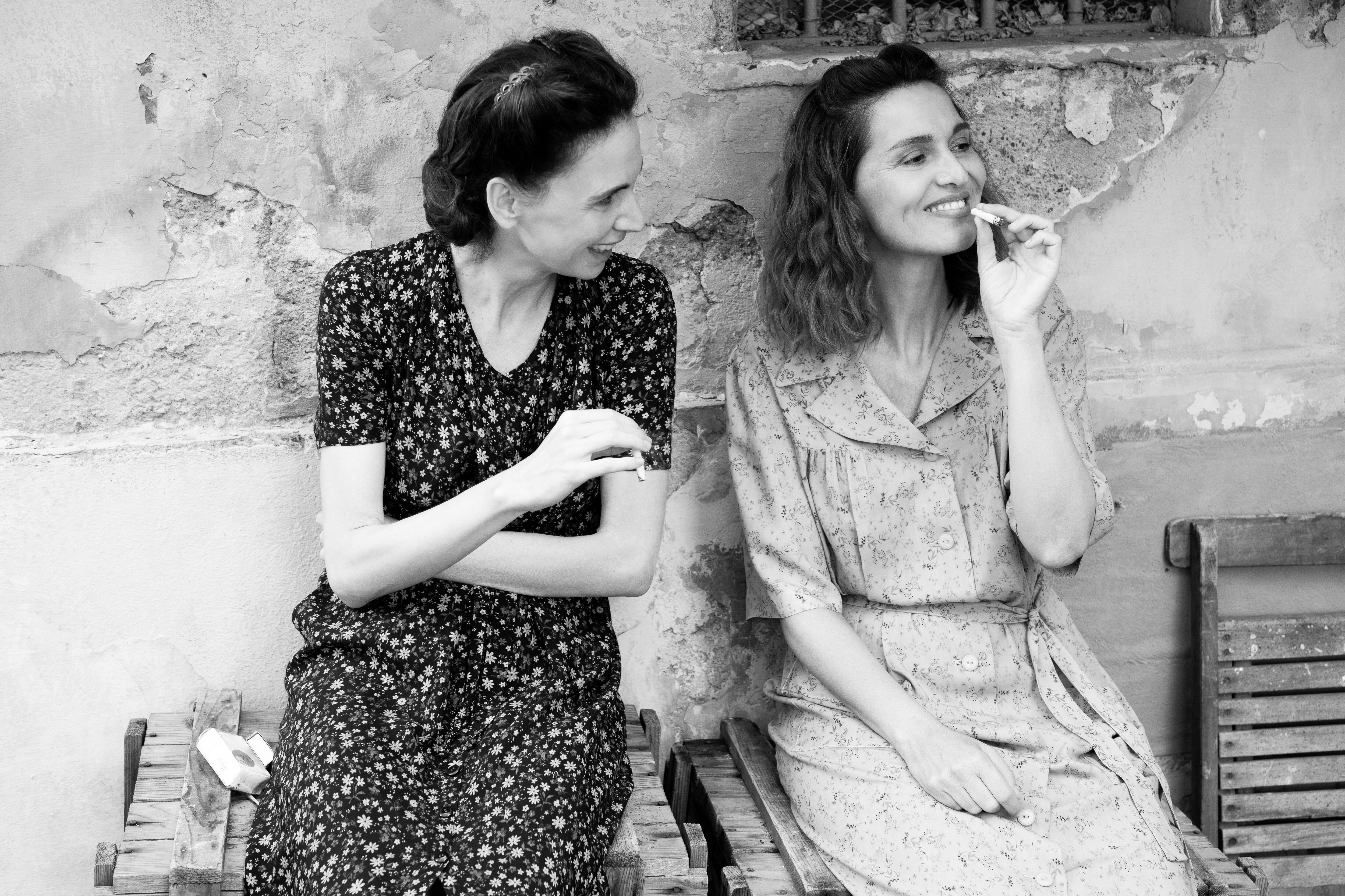 Emanuela Fanelli y Paola Cortellesi, en un momento de 'Siempre nos quedará mañana'.