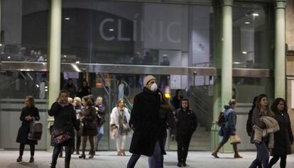 Una persona amb mascareta, a l'exterior del Clínic.