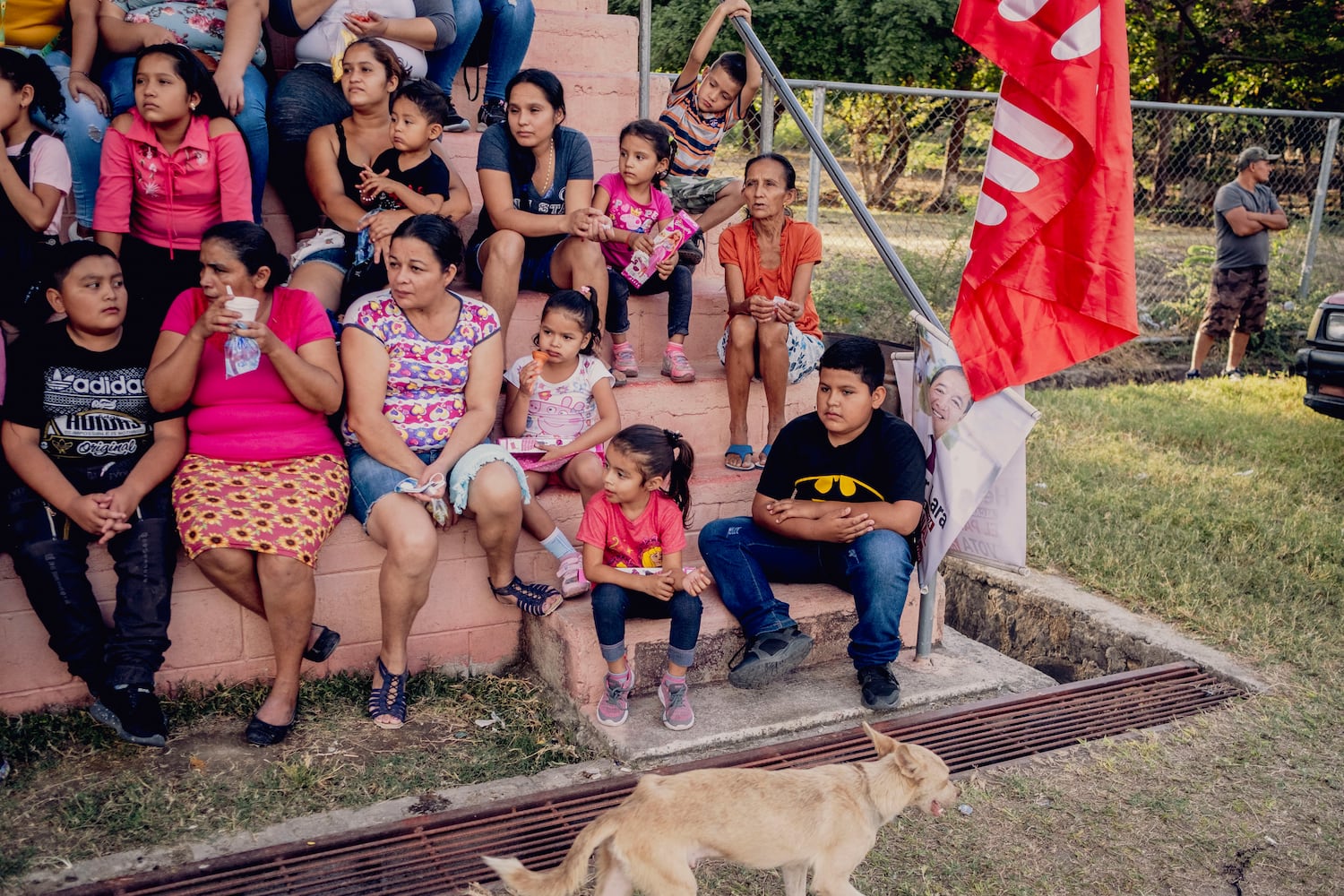 Seguidores escuchan el discurso del alcalde Héctor Lara en el municipio.