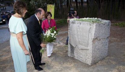 El presidente de la Diputación de Granada, Sebastián Pérez, deposita un ramo de flores en el monolito de Alfacar.