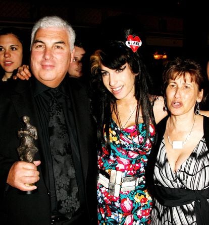 La cantante posa con sus padres, Mitch y Janis, en Londres en 2008.