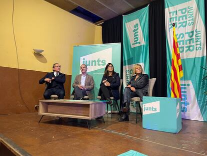 La alcaldable de Junts en Ripoll, Manoli Vega (primera por la derecha), en un acto con cargos del partido.