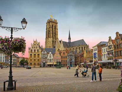 Plaza Grote Markt y, al fondo, la torre de la catedral.