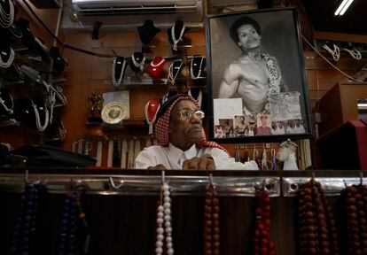 Saad Ismail Al Jassim, el último buscador de perlas del país, en su tienda Pahlwan, en el Zoco Wakif en Doha, Qatar.