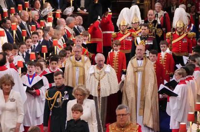 Carlos III se dirige por el pasillo central de la abadía de Westminster hacia el altar. Seguido del rey, y antes de la reina Camila, estaban Guillermo de Inglaterra, heredero al trono, y su esposa, Kate Middleton.