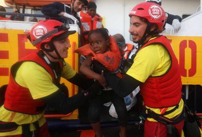 Voluntaris de Proactive Open Arms rescaten a una nena en una operació de salvament de 2017.
