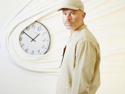 Daniel Arsham, en la galería Perrotin de París, con su obra 'Falling Clock' (2023).