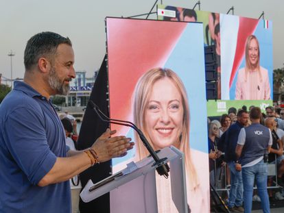 Santiago Abascal recibe el apoyo telemático de la primera ministra italiana, Giorgia Meloni, durante un mitin en La Marina de la capital valenciana en la noche de este jueves.
