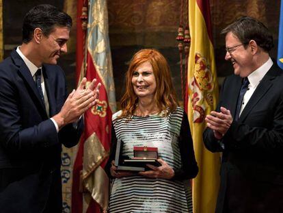 Carmen Alborch, cuando recogió la Alta Distinción de la Generalitat valenciana, el pasado 24 de octubre, junto al presidente del Gobierno, Pedro Sánchez (izquierda), y el 'president' de la Generalitat, Ximo Puig.