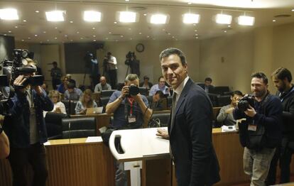 El l&iacute;der del PSOE, Pedro S&aacute;nchez, al t&eacute;rmino de la primera jornada de contactos para buscar apoyos a su investidura como jefe del Gobierno.