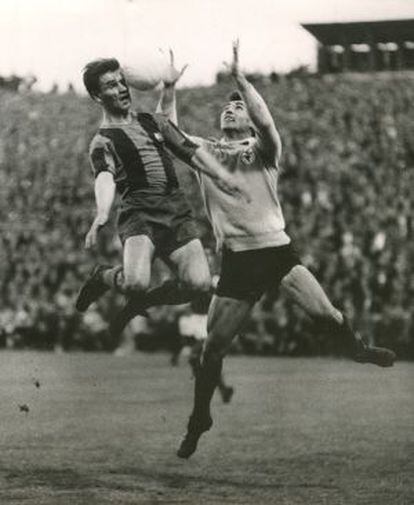 Kocsis cabecea el balón frente a Costa Pereira en la final de 1961.