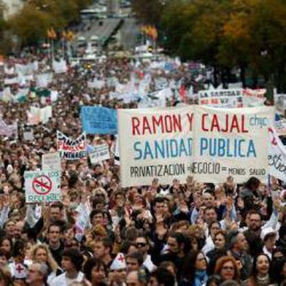 Manifestantes de la "marcha blanca", en la que trabajadores del sistema sanitario madrileño salen de los distintos hospitales de Madrid hasta llegar a la Puerta del Sol, para protestar por los recortes en los hospitales y centros de salud públicos