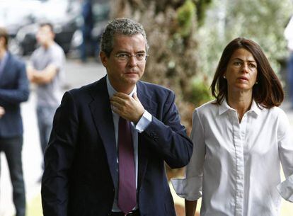 El presidente de Inditex Pablo Isla, acompañado de su esposa, a su llegada a Santa Eulalia de Liáns, en Oleiros (A Coruña).