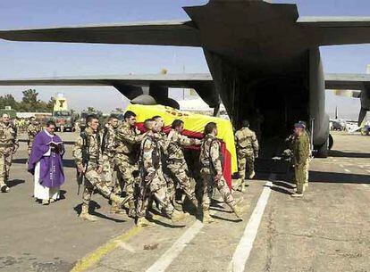 Un avión militar con el cadáver de Idoia Rodríguez partió este jueves de Herat con destino a Manás (Kirguizistán), donde espera otro avión de las Fuerzas Aéreas Españolas para repatriar el cuerpo.
