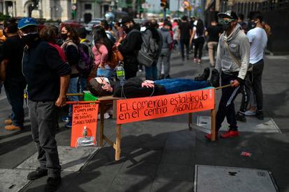 Vendedores protestan en el centro de Ciudad de México por el cierre de negocios, el pasado 16 de enero.