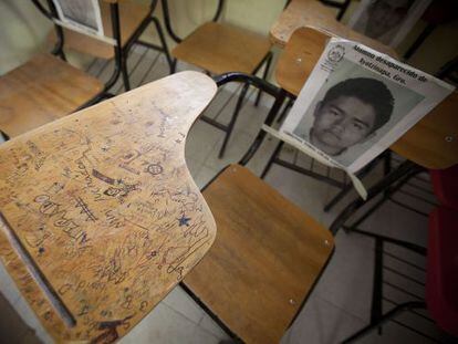 Un pupitre con la foto de uno de los 43 estudiantes desaparecidos, en la escuela de Ayotzinapa, en enero.