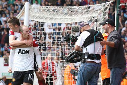 Wayne Rooney se dirige a una cámara de televisión nada más marcar.