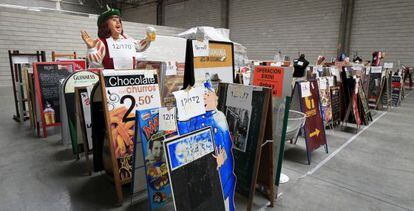 Carteles promocionales de restaurantes y otros comercios en el almacén de Villa.