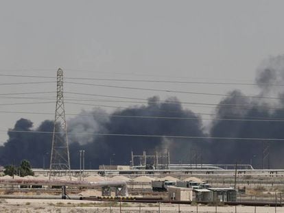 Cortinas de humo procedente del fuego en la refinería de Aramco al este de la ciudad de Abqaiq, en Arabia Saudí, el pasado sábado.