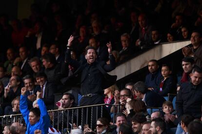 Simeone celebra el gol de Correa desde la grada.