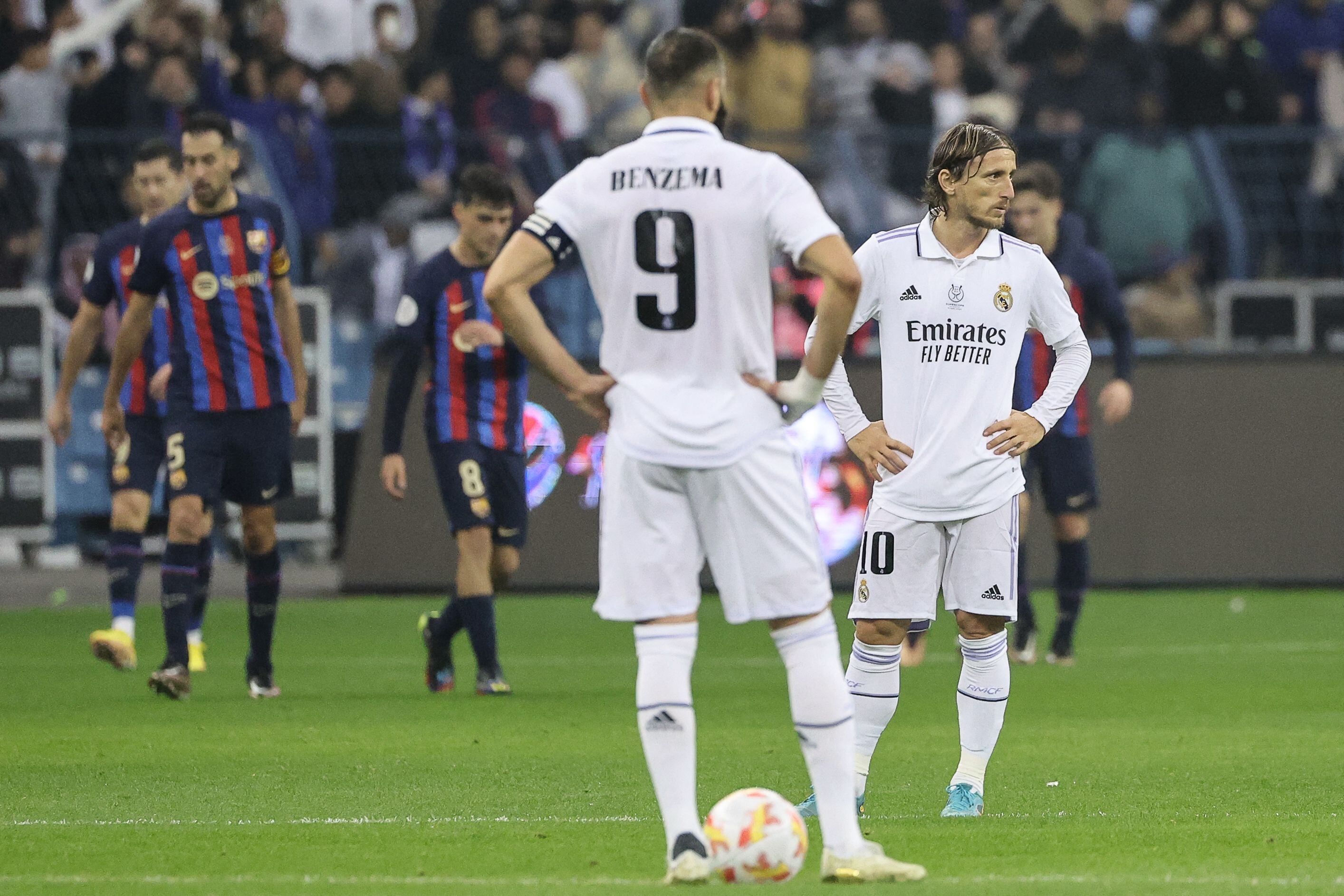 Luka Modric y Karim Benzema se lamentan tras un gol del Barcelona durante la final de la Supercopa.