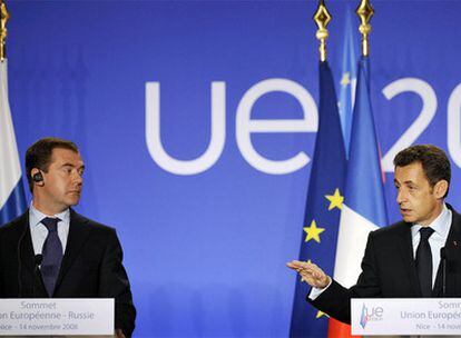 El presidente ruso, Dmitri Medvédev, a la izquierda, y el presidente francés y de turno del consejo de la UE, Nicolas Sarkozy, a la derecha.