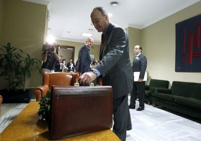 Linde, Gobernador del Banco de España, a su llegada a la comisión de Economía del Congreso para intervenir ante los diputados, en octubre de 2012.
