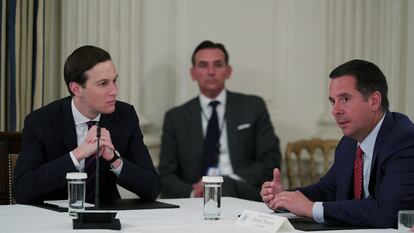 El legislador republicano de California, Devin Nunes (derecha), habla con Jared Kushner (izquierda), el yerno y asesor del expresidente Trump, en una imagen de mayo de 2020.