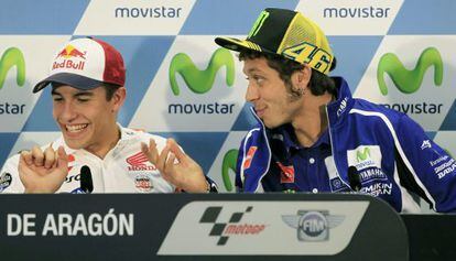 Marc Marquez y Valentino Rossi charlan durante la conferencia de prensa inaugural del gran premio de Aragón. 