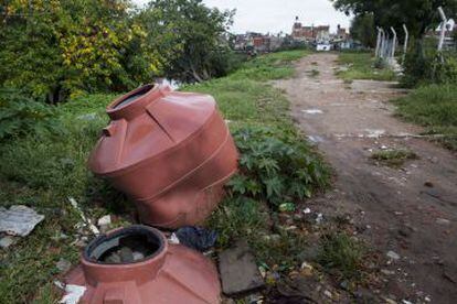 En el barrio se multiplican los cacharros y recipientes que albergan agua estancada.