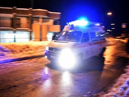 Una ambulància a Penne, la ciutat més a prop de l'hotel que va patir l'allau.